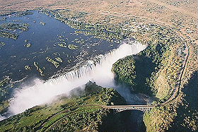 Exp&eacute;dition transafricaine, voyage - safari d'aventure de Johannesbourg &agrave; Nairobi, &agrave; travers l'Afrique du Sud, le Zimbabwe (ou le Botswana), les Chutes Victoria, la Zambie, safari en cano&eacute; sur le Zamb&egrave;ze, le Malawi, la Tanzanie, Zanzibar et le Kenya - Absolu Voyages